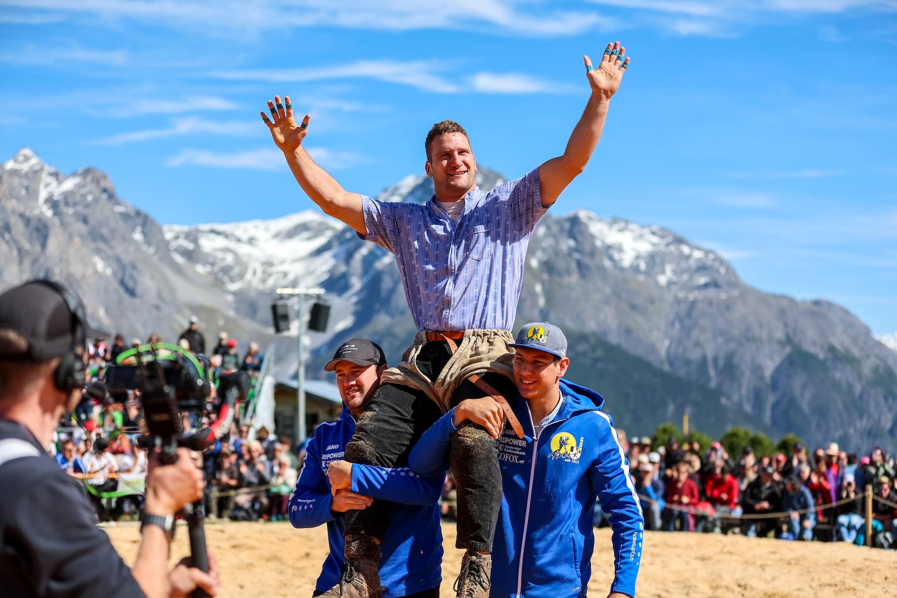 Jubelnder Armon Orlik in der Engadiner Bergwelt (Bild: Erwin Keller)